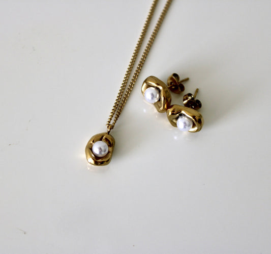 Amelia Pearl Necklace
